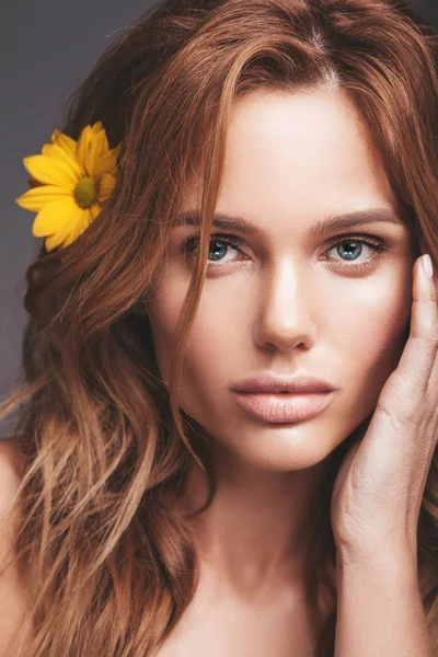 美丽的时尚肖像年轻的金发女郎自然化妆和完美的皮肤与明亮的黄色菊花摆在演播室 — 图库照片