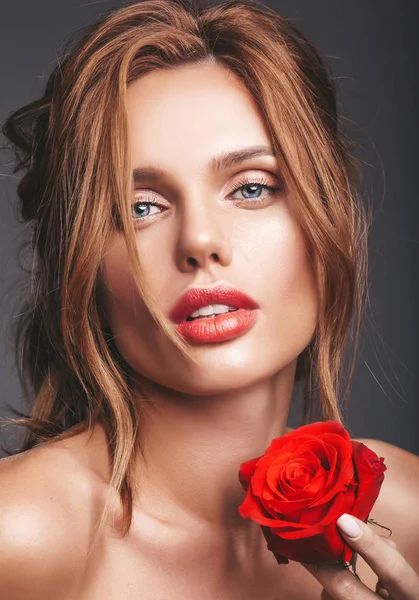 自然化粧品で若い金髪女性モデルと美しいバラのスタジオでポーズをとると完璧な肌の美容ファッションの肖像画 — ストック写真