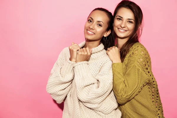 Duas Lindas Garotas Lindas Sorridentes Olhando Para Câmera Mulheres Elegantes — Fotografia de Stock