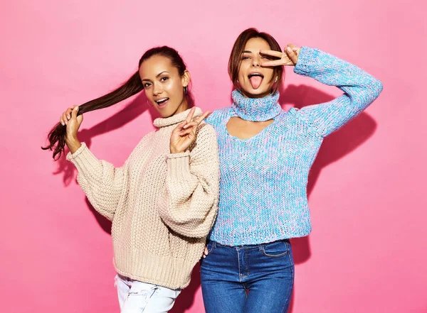 Dos Hermosas Chicas Hermosas Sonrientes Mirando Cámara Mujeres Pie Suéteres —  Fotos de Stock