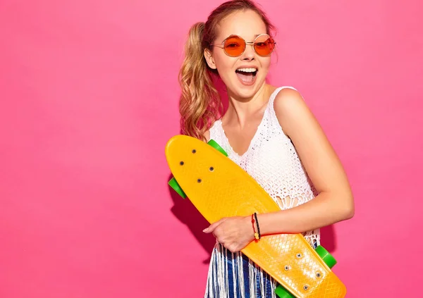 Porträtt Ung Snygg Leende Blond Kvinna Med Penny Skateboard Flicka — Stockfoto