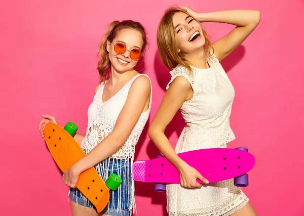Två Unga Snygga Leende Blonda Kvinnor Med Penny Skateboard Modeller — Stockfoto