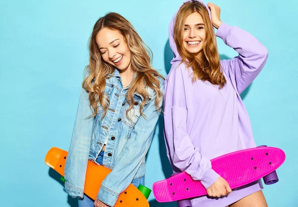 Dva Mladí Jsou Stylové Úsměvem Blond Ženy Penny Skateboardy Modely — Stock fotografie