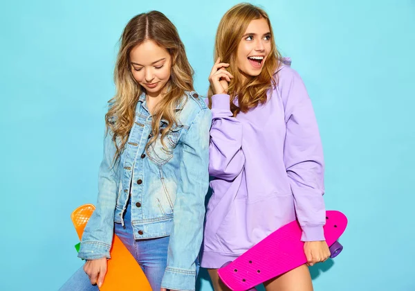 Δύο Νέοι Κομψό Χαμογελώντας Ξανθά Γυναίκες Πένα Skateboards Κορίτσι Καλοκαίρι — Φωτογραφία Αρχείου