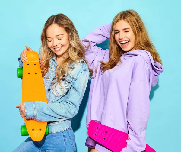 Dva Mladí Jsou Stylové Úsměvem Blond Ženy Penny Skateboardy Dívka — Stock fotografie