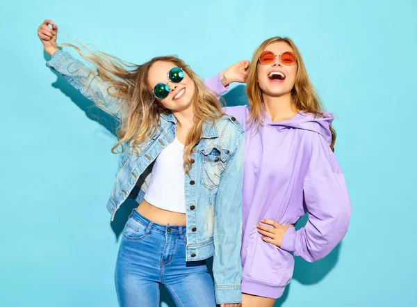 Zwei Junge Schöne Blonde Lächelnde Hipstermädchen Trendiger Sommerkleidung Sexy Unbeschwerte — Stockfoto