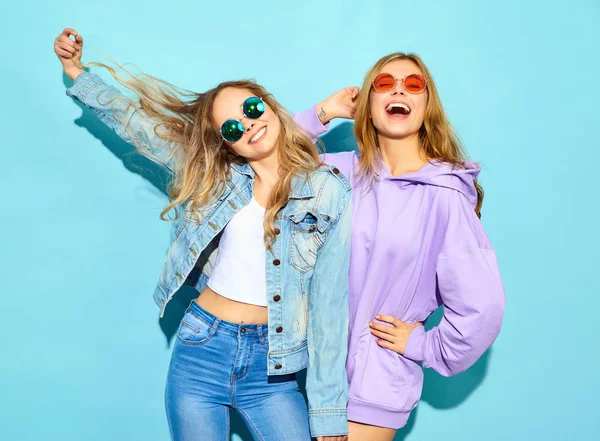 Dos Jóvenes Hermosas Rubias Chicas Hipster Sonrientes Con Ropa Verano — Foto de Stock