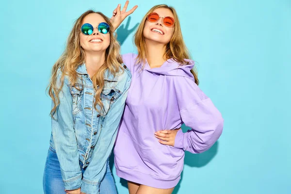 Due Giovani Belle Bionde Sorridenti Ragazze Hipster Abiti Estivi Alla — Foto Stock