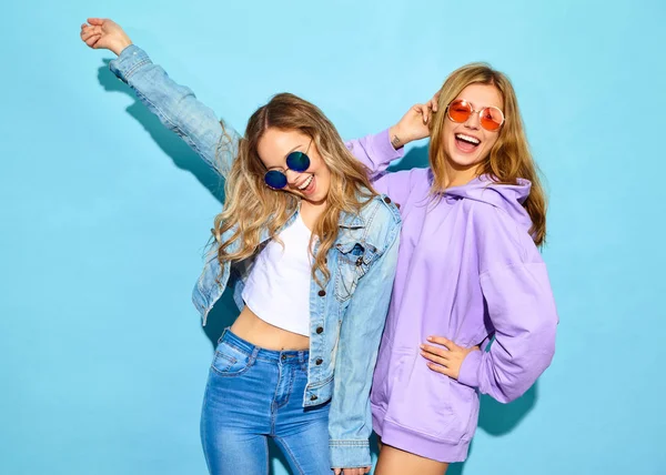 Genç Güzel Sarışın Gülümseyen Hippi Kız Trendy Yaz Giysileri Seksi — Stok fotoğraf
