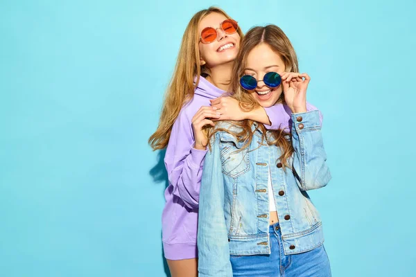 Twee Mooie Blonde Lachende Hipster Meisjes Trendy Zomer Kleding Sexy — Stockfoto