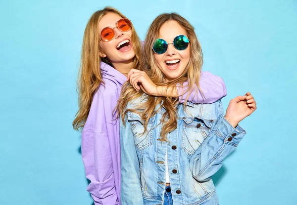 Duas Jovens Lindas Meninas Hipster Sorrindo Loiras Roupas Verão Moda — Fotografia de Stock