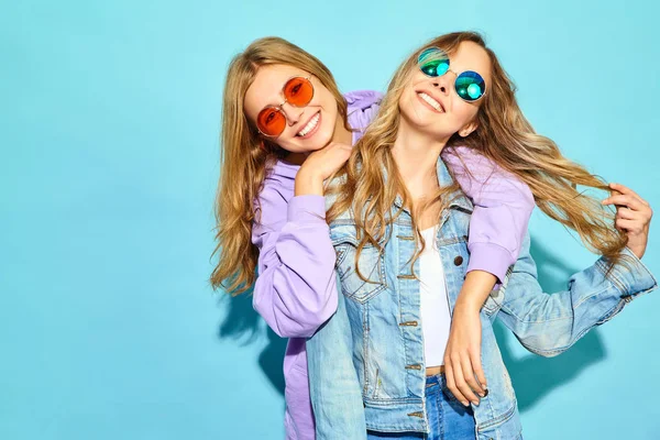 Deux Jeunes Belles Filles Blondes Souriantes Hipster Vêtements Été Mode — Photo