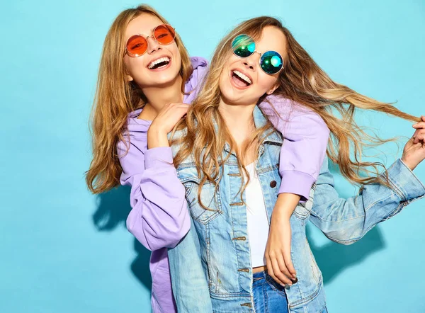 Duas Jovens Lindas Meninas Hipster Sorrindo Loiras Roupas Verão Moda — Fotografia de Stock