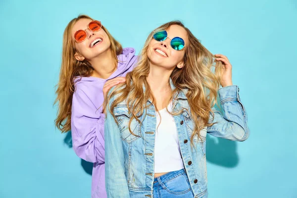 Deux Jeunes Belles Filles Blondes Souriantes Hipster Vêtements Été Mode — Photo