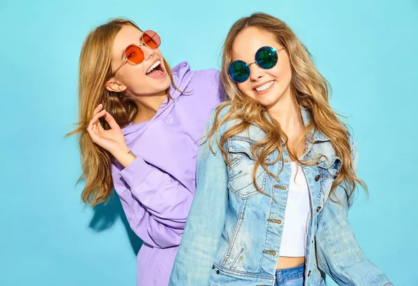 Duas Jovens Lindas Meninas Hipster Sorrindo Loiras Roupas Verão Moda — Fotografia de Stock