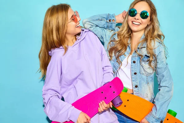 Dva Mladí Jsou Stylové Úsměvem Blond Ženy Penny Skateboardy Holky — Stock fotografie