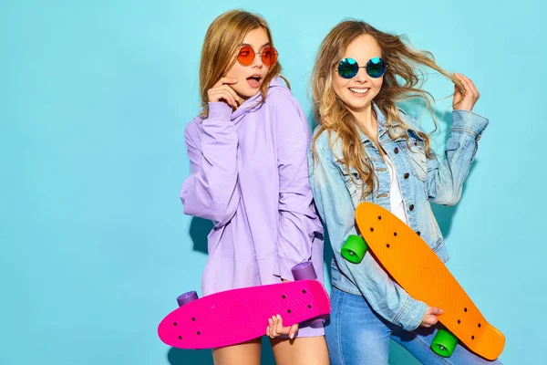 Két Fiatal Stílusos Mosolygott Szőke Nők Penny Gördeszka Lányok Nyári — Stock Fotó