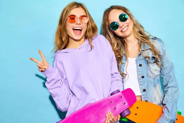 Две Молодые Стильные Улыбающиеся Блондинки Скейтбордами Модели Летней Хипстерской Спортивной — стоковое фото