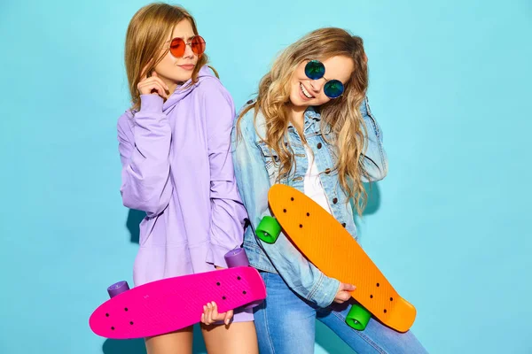 Дві Молоді Стильні Усміхнені Блондинки Скейтбордами Дівчата Літньому Спортивному Одязі — стокове фото