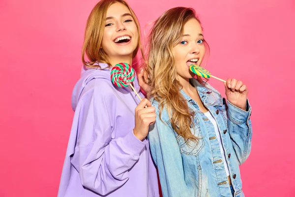 Δύο Νέοι Όμορφο Χαμόγελο Ξανθό Hipster Κορίτσια Μοδάτα Ρούχα Ξέγνοιαστες — Φωτογραφία Αρχείου