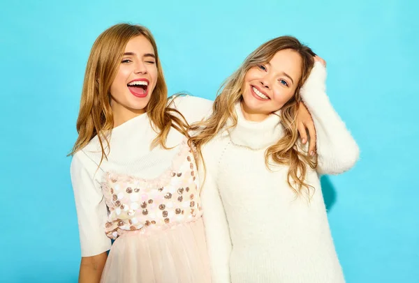 Dvě Mladé Krásné Usměvavé Bokovky Dívky Moderní Letní Bílé Oblečení — Stock fotografie