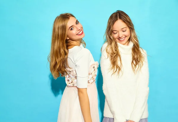 Két Fiatal Szép Mosolygó Hipster Lányok Trendi Nyári Fehér Ruha — Stock Fotó