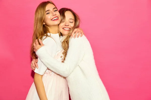 Twee Jonge Mooie Lachende Hipster Meisjes Trendy Zomer Witte Kleren — Stockfoto