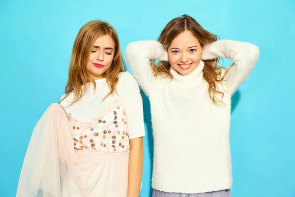Twee Jonge Mooie Lachende Hipster Meisjes Trendy Zomer Witte Kleren — Stockfoto