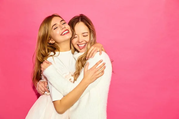 Duas Jovens Bonitas Meninas Hipster Sorridentes Roupas Brancas Verão Moda — Fotografia de Stock