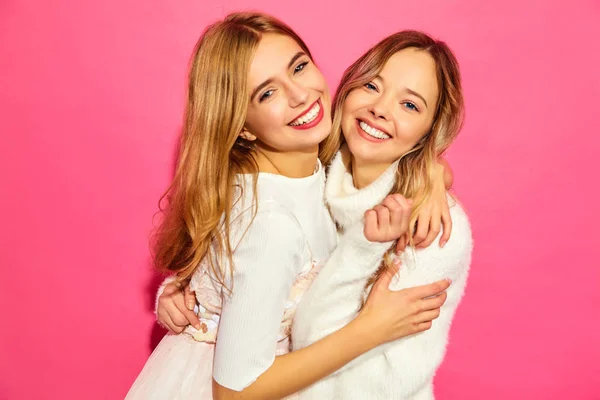 Две Молодые Красивые Улыбающиеся Хипстерки Модной Летней Белой Одежде Сексуальные — стоковое фото