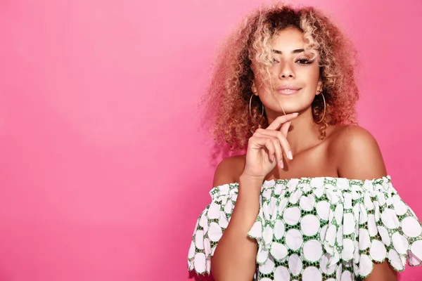 Retrato Mulher Adorável Bem Aventurada Com Penteado Africano Loiro Sorrindo — Fotografia de Stock