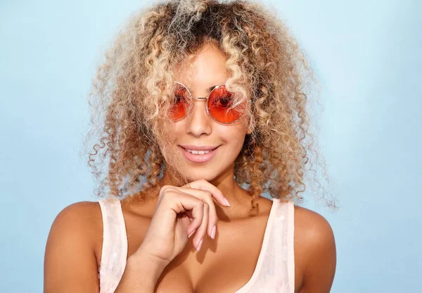 Retrato Mulher Adorável Bem Aventurada Com Penteado Africano Loiro Menina — Fotografia de Stock