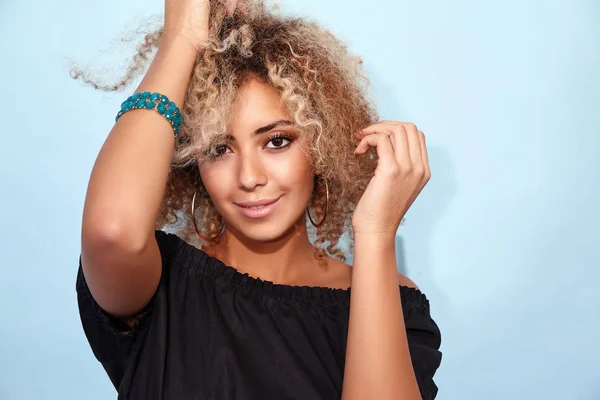 Sarışın Afrika Saç Modeli Ile Mutlu Seksi Sıcak Siyah Kadın — Stok fotoğraf