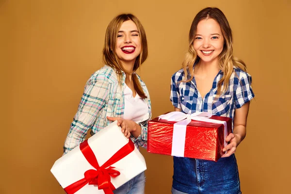 Noël Mas Concept Deux Belles Femmes Souriantes Dans Des Vêtements — Photo