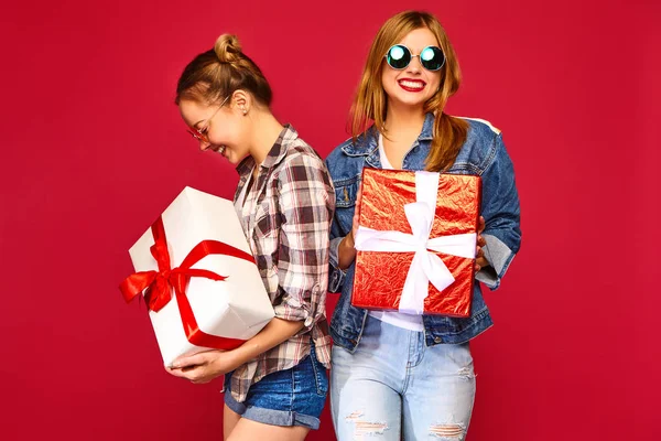 Natale Mas Concettuale Due Belle Donne Sorridenti Abiti Eleganti Ragazze — Foto Stock