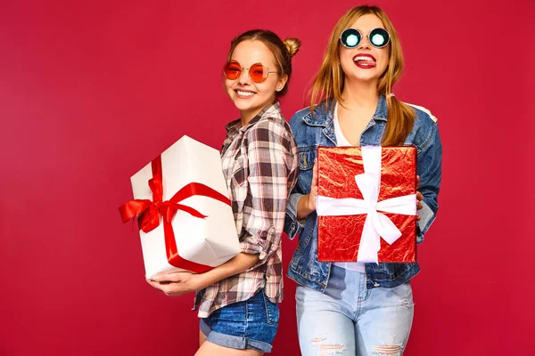 Natale Mas Concettuale Due Belle Donne Sorridenti Abiti Eleganti Ragazze — Foto Stock