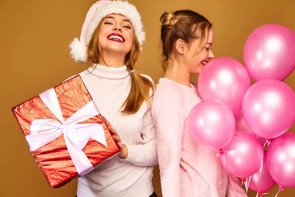 Navidad Mas Concepto Dos Hermosas Mujeres Sonrientes Suéteres Blancos Invierno — Foto de Stock