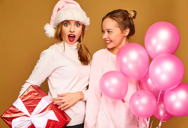 Noël Mas Concept Deux Belles Femmes Souriantes Pull Blanc Hiver — Photo