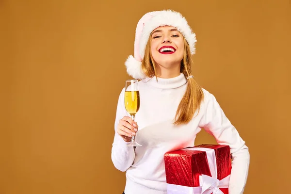 Natal Natal Conceito Sorrindo Mulher Bonita Suéter Inverno Branco Menina — Fotografia de Stock