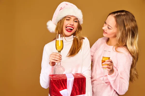 Natal Mas Concepto Duas Mulheres Bonitas Sorridentes Camisolas Brancas Inverno — Fotografia de Stock
