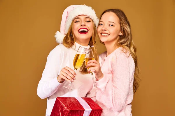 Natal Mas Concepto Duas Mulheres Bonitas Sorridentes Camisolas Brancas Inverno — Fotografia de Stock