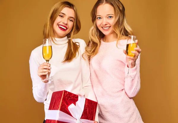 Різдво Mas Концепція Дві Усміхнені Красиві Жінки Білих Зимових Светрах — стокове фото