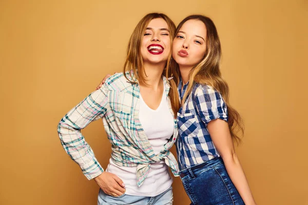 Deux Jeunes Belles Filles Blondes Souriantes Hipster Posant Dans Des — Photo