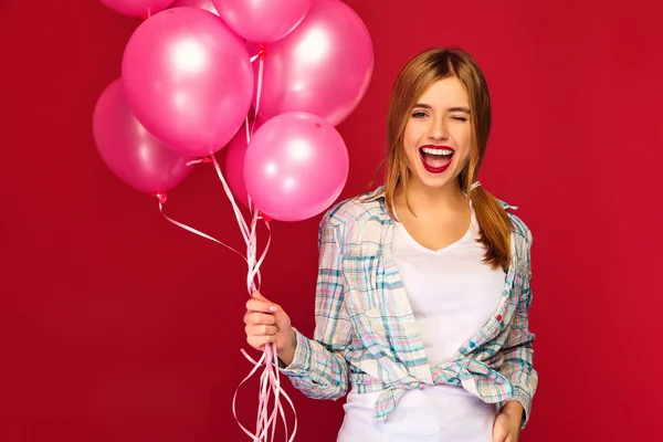 穿着嬉皮士服装的兴奋的年轻女孩 妇女模型与粉红色的气球在红色背景 圣女日 新年快乐 生日节日派对 — 图库照片