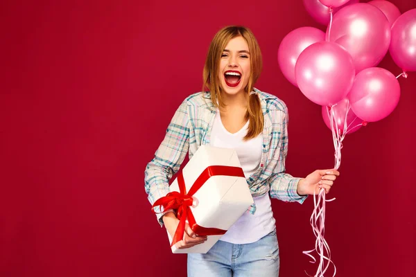 Emocionada Jovencita Vestida Con Ropa Hipster Modelo Mujer Celebrando Sosteniendo —  Fotos de Stock