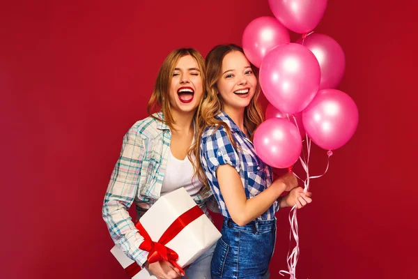 Dos Hermosas Mujeres Sonrientes Vestidas Con Camisas Cuadros Chicas Posando — Foto de Stock