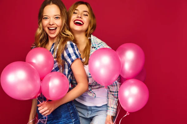 Due Belle Donne Sorridenti Abiti Camicia Scacchi Ragazze Posa Sfondo — Foto Stock