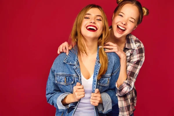 Twee Mooie Blonde Lachende Hipster Meisjes Poseren Trendy Zomer Geruit — Stockfoto