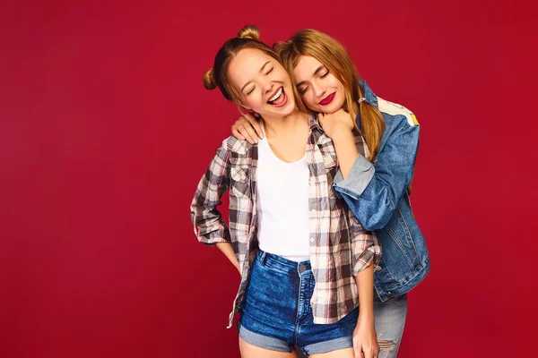 Dos Jóvenes Hermosas Chicas Hipster Sonrientes Rubias Posando Ropa Camisa —  Fotos de Stock