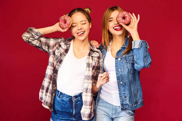 Dos Hermosas Chicas Hipster Sonrientes Posando Ropa Camisa Cuadros Moda —  Fotos de Stock